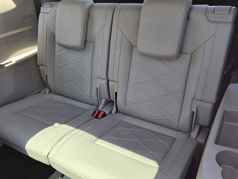 Used 2024 Volkswagen Atlas SE image 13