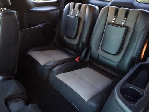 Used 2017 Ford Explorer XLT image 8