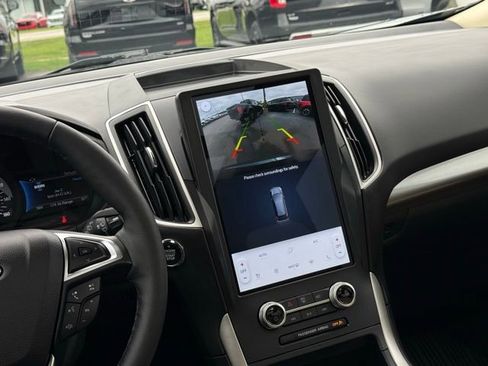 Used 2024 Ford Edge SEL w/ Convenience Package AWD/4WD image 3