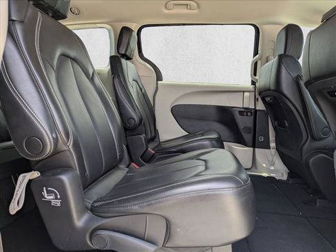 Used 2023 Chrysler Pacifica Touring-L FWD image 19