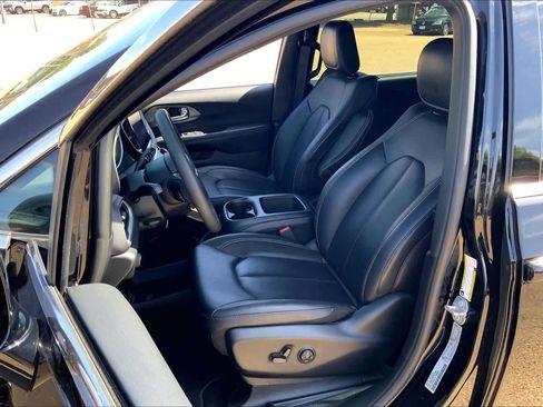 Used 2025 Chrysler Pacifica Select FWD image 8