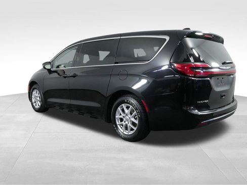 Used 2023 Chrysler Pacifica Touring-L FWD image 8