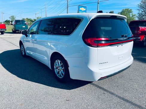 Used 2023 Chrysler Pacifica Touring-L FWD image 3