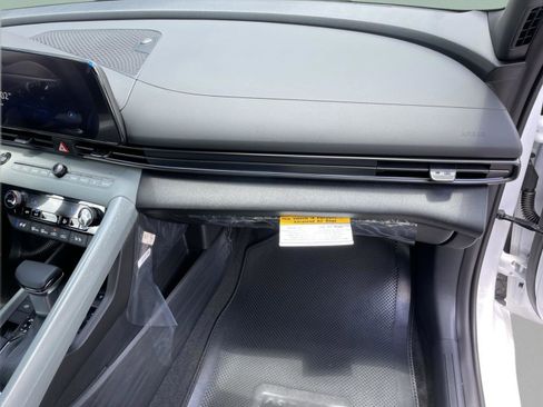 New 2025 Hyundai Elantra Limited image 19