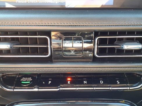 Used 2023 Lincoln Nautilus Standard w/ Premium Package image 17