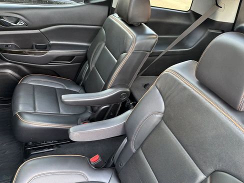 Used 2022 GMC Acadia AT4 w/ Technology Package image 4