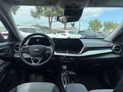 Used 2025 Chevrolet Trax LT w/ LT Convenience Package FWD image 25
