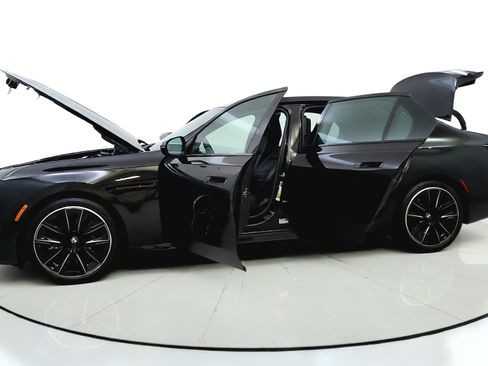 Used 2023 BMW 740i w/ Parking Assistance Package RWD image 11