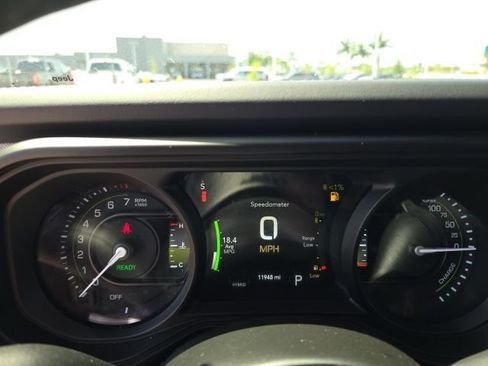 Used 2025 Jeep Wrangler Sahara image 11