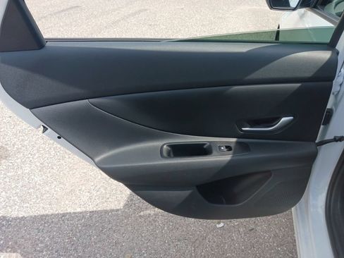 Used 2025 Hyundai Elantra SE FWD image 14