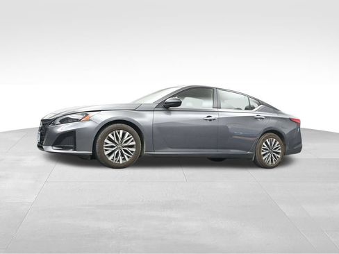 Used 2024 Nissan Altima 2.5 SV FWD image 10
