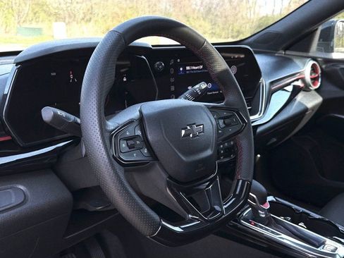 Used 2025 Chevrolet Trax RS w/ Sunroof Package image 20