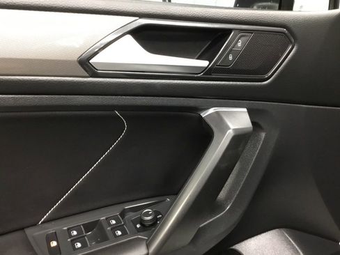 Used 2022 Volkswagen Tiguan SE w/ Panoramic Sunroof Package image 7