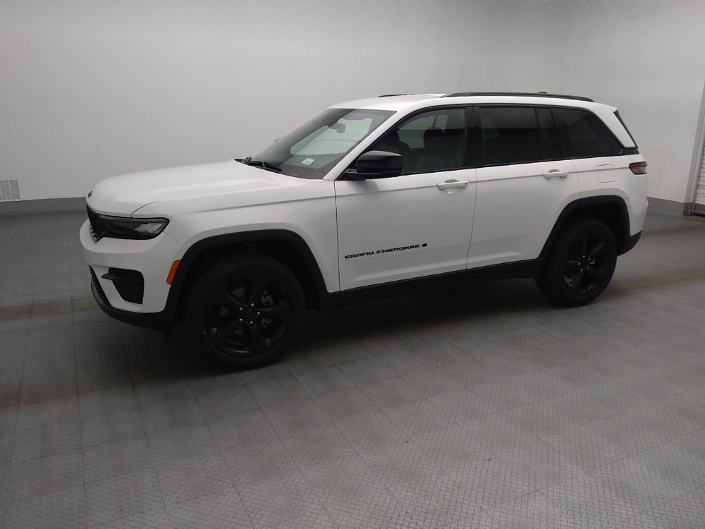 Used 2023 Jeep Grand Cherokee Altitude RWD image 2