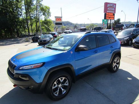 Used 2018 Jeep Cherokee Trailhawk w/ Comfort/Convenience Group image 1