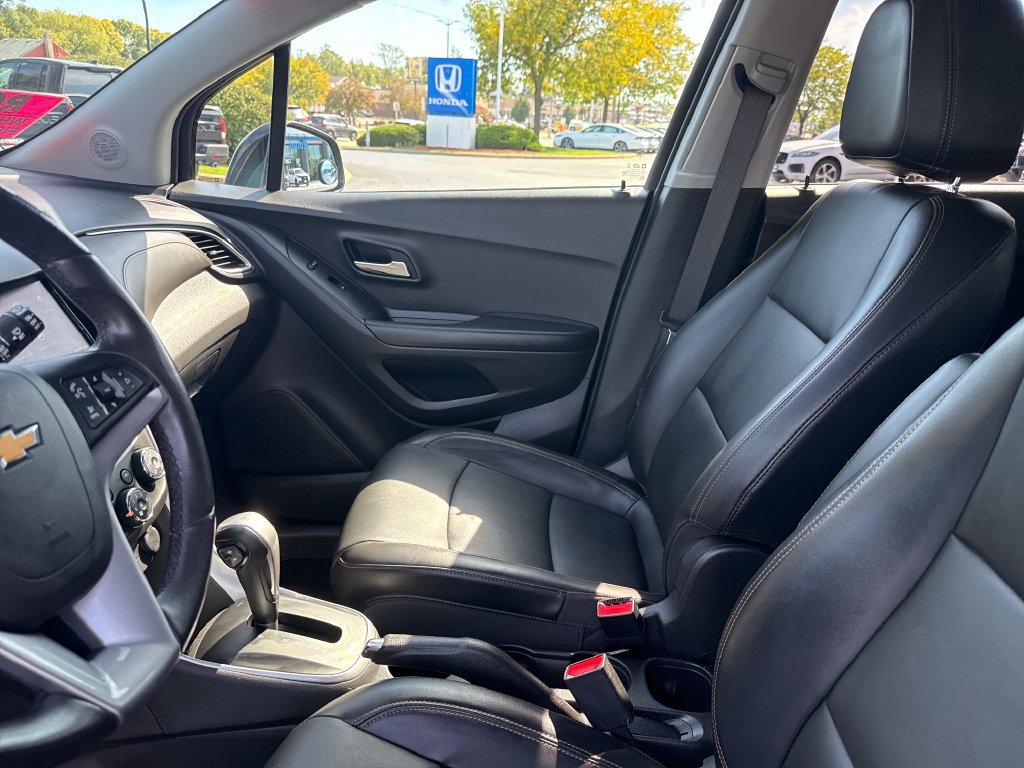 Used 2021 Chevrolet Trax LT w/ Premium Seat Package AWD/4WD image 13