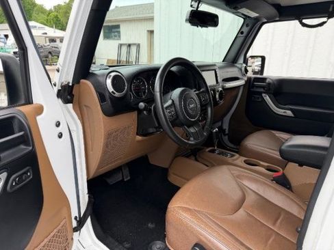 Used 2016 Jeep Wrangler Unlimited Sahara w/ Connectivity Group AWD/4WD image 13
