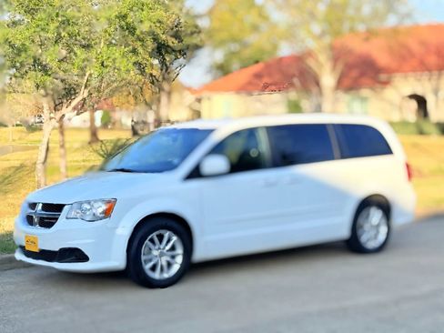 Used 2016 Dodge Grand Caravan SXT image 5