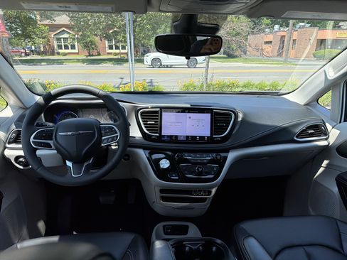 Used 2023 Chrysler Pacifica Touring-L AWD/4WD image 11