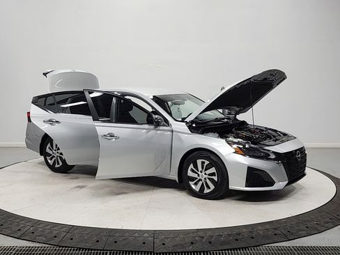 Used 2024 Nissan Altima 2.5 S FWD image 9