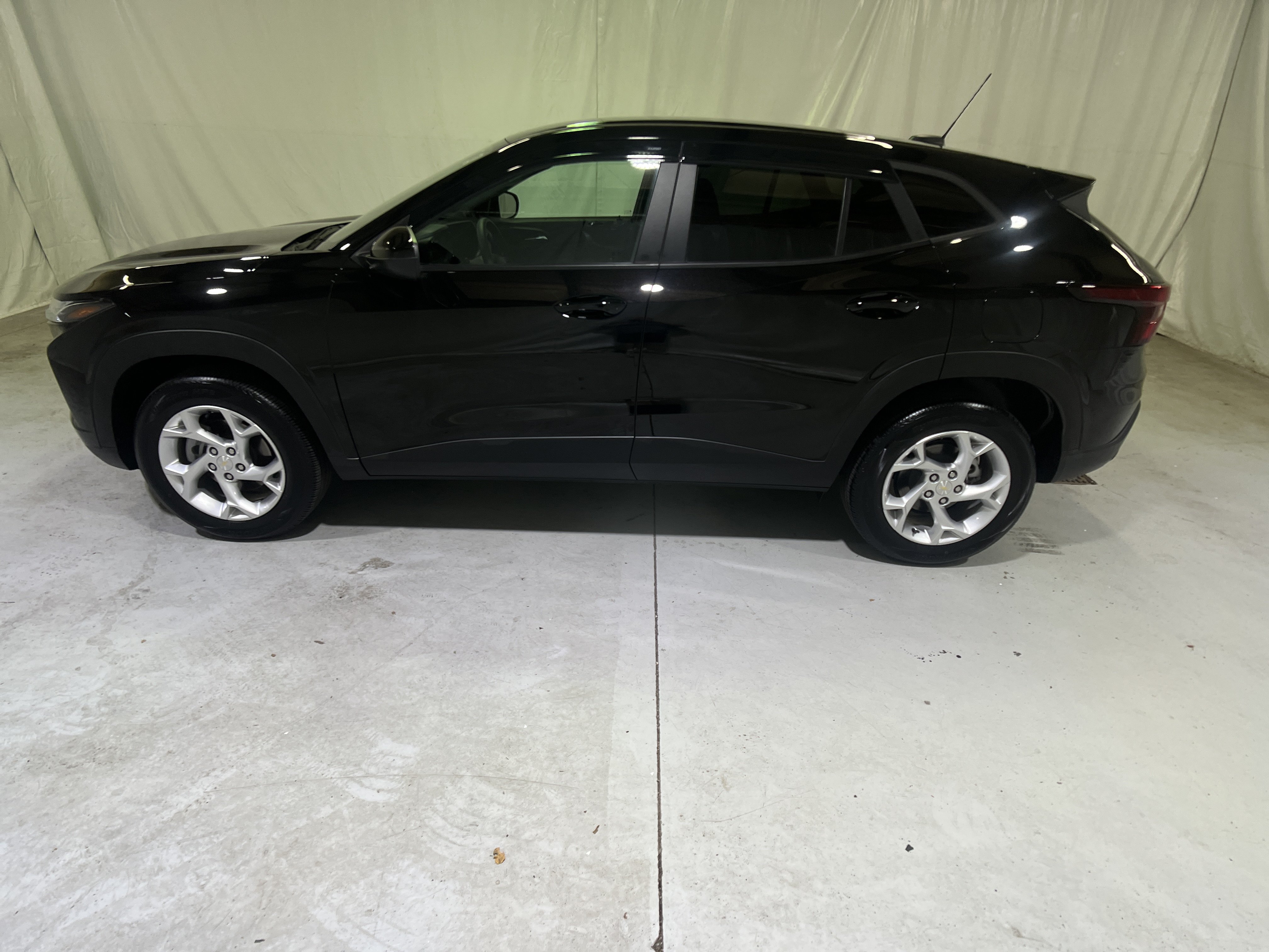 Used 2025 Chevrolet Trax LS w/ LS Convenience Package FWD image 7