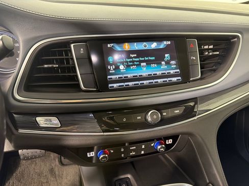 Used 2019 Buick Enclave Essence FWD image 17