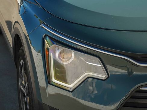 Used 2025 Kia Niro EX FWD image 9