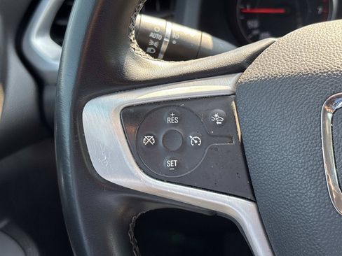 Used 2023 GMC Acadia SLT FWD image 17