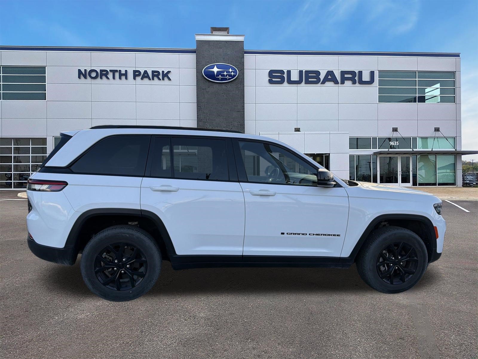 Used 2024 Jeep Grand Cherokee Altitude AWD/4WD image 2