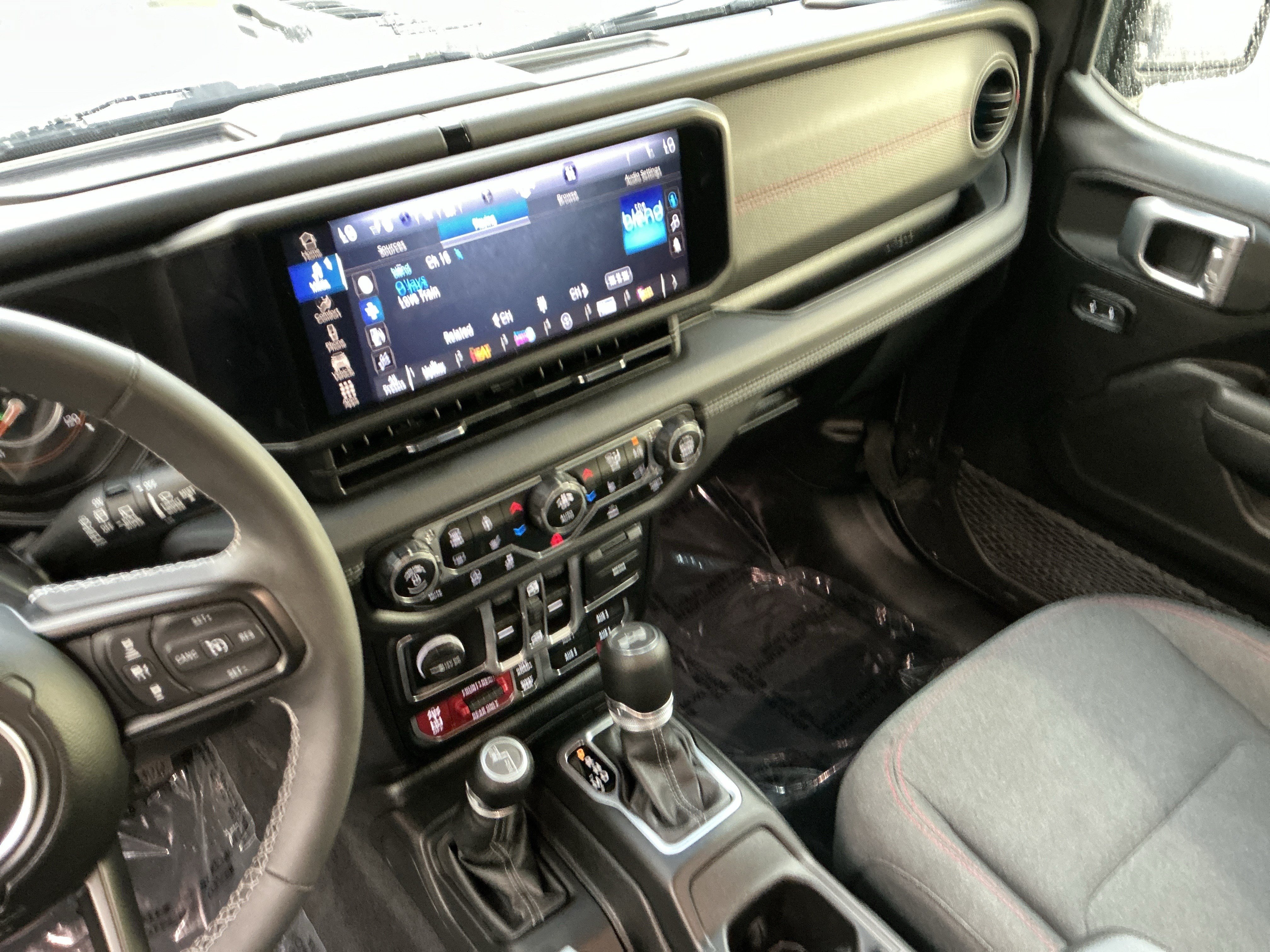 Used 2025 Jeep Wrangler Unlimited Rubicon w/ Convenience Group AWD/4WD image 13