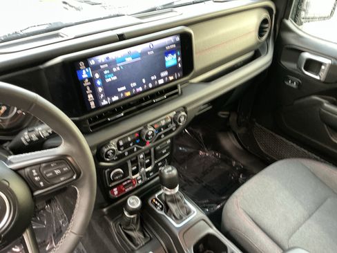 Used 2025 Jeep Wrangler Unlimited Rubicon w/ Convenience Group AWD/4WD image 13