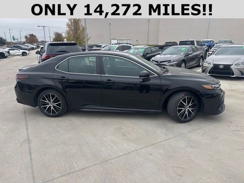 Used 2024 Toyota Camry SE image 2