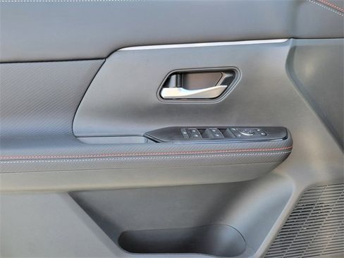 New 2025 Nissan Kicks SR image 12