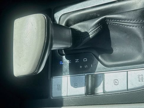 Used 2022 Hyundai Elantra Limited FWD image 18