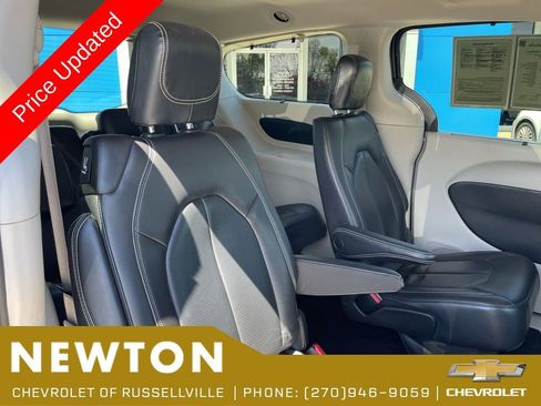 Used 2022 Chrysler Pacifica Touring-L FWD image 32