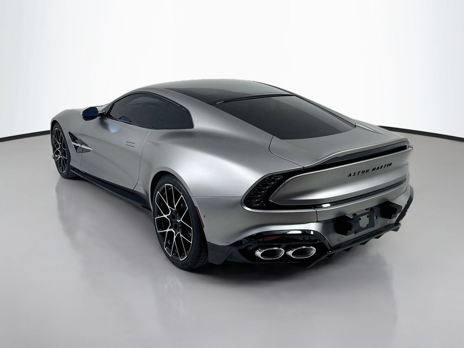 Used 2025 Aston Martin Vanquish RWD image 5