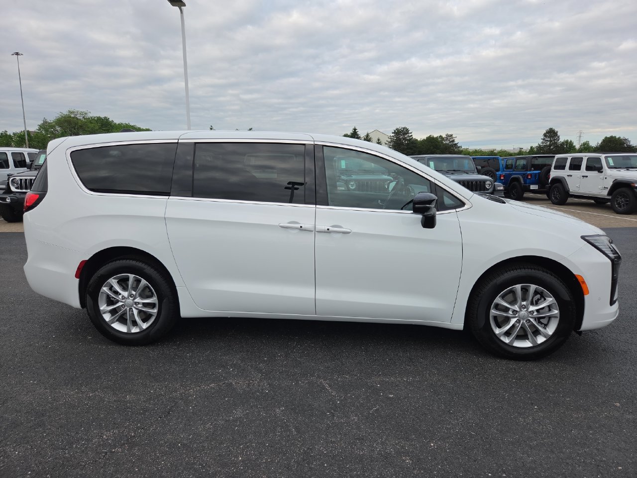 New 2027 Chrysler Pacifica Select w/ Family Tech Group AWD/4WD image 8