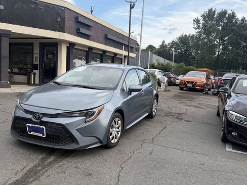 Used 2020 Toyota Corolla LE FWD image 3
