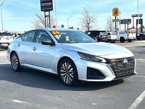 Used 2024 Nissan Altima 2.5 SV image 10