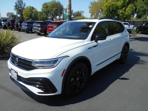 Used 2024 Volkswagen Tiguan SE R-Line AWD/4WD image 1
