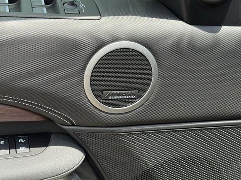 New 2025 Land Rover Discovery Dynamic SE image 17