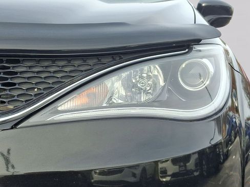 Used 2020 Chrysler Pacifica Touring-L Plus image 8