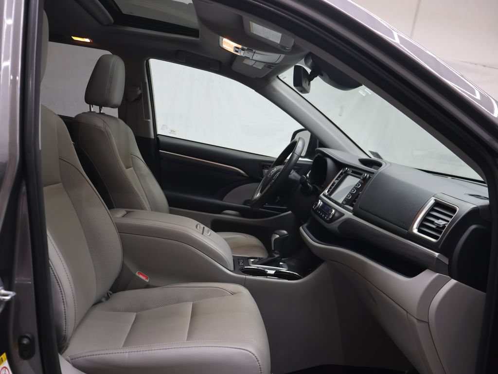 Used 2018 Toyota Highlander Limited w/ Carpet Mat Package (TMS) AWD/4WD image 9