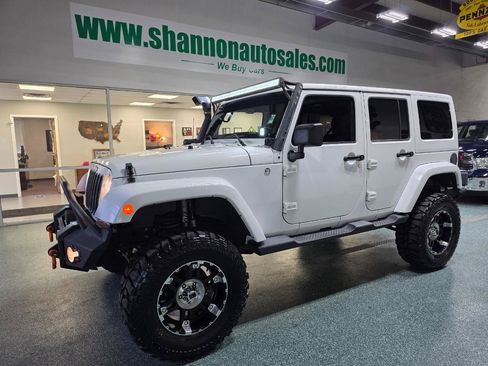 Used 2013 Jeep Wrangler Unlimited Sahara w/ Dual Top Group AWD/4WD image 2