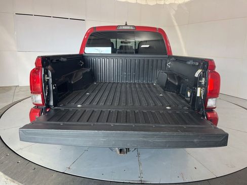 Used 2017 Toyota Tacoma TRD Off-Road w/ Premium & Technology Package AWD/4WD image 9