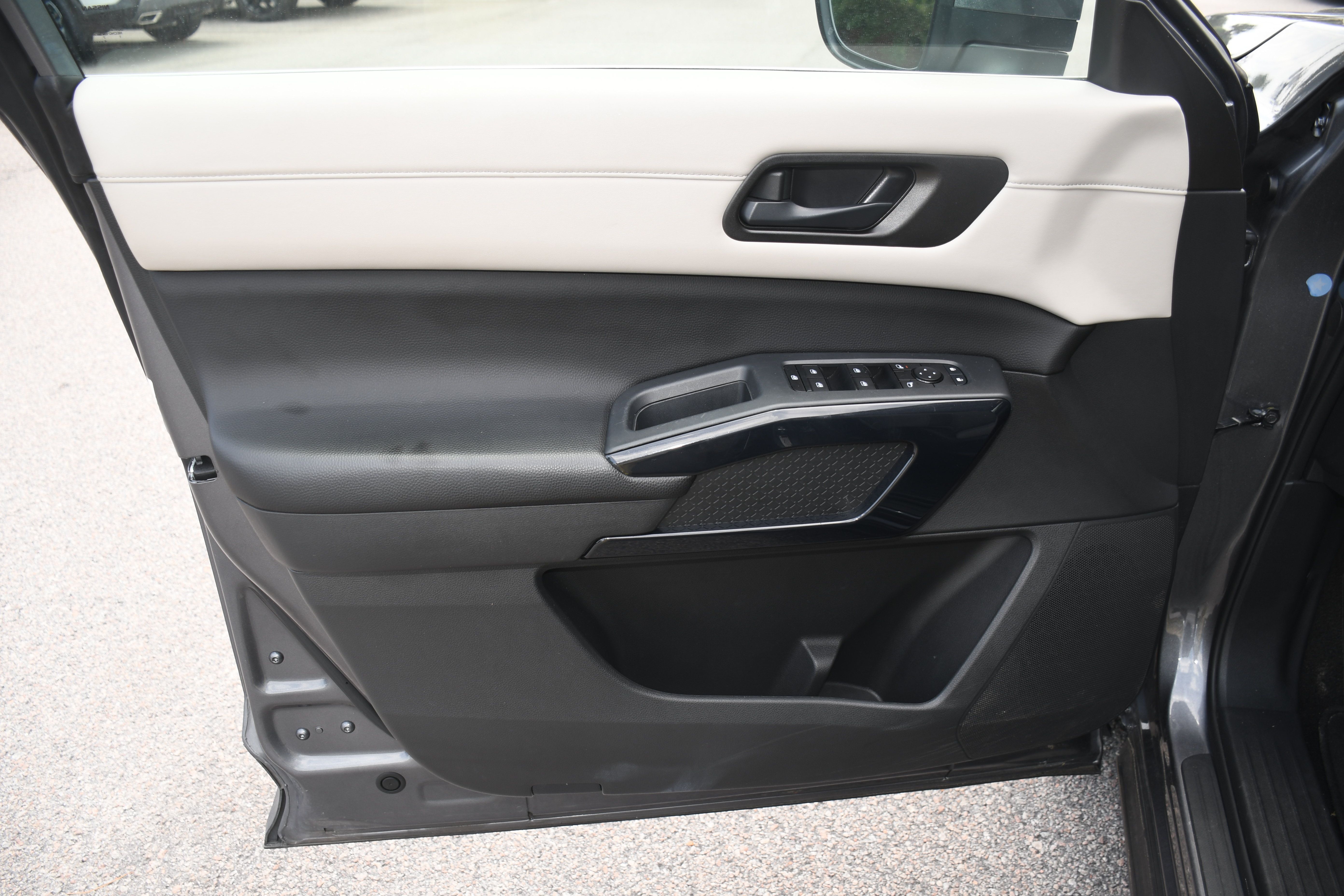Used 2024 Nissan Pathfinder SV FWD image 9