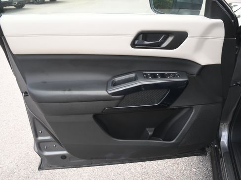 Used 2024 Nissan Pathfinder SV FWD image 9