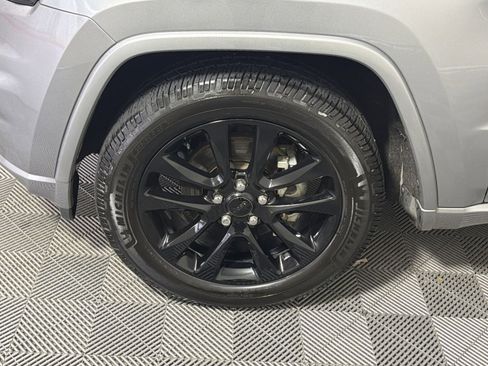 Used 2018 Jeep Grand Cherokee Altitude image 12