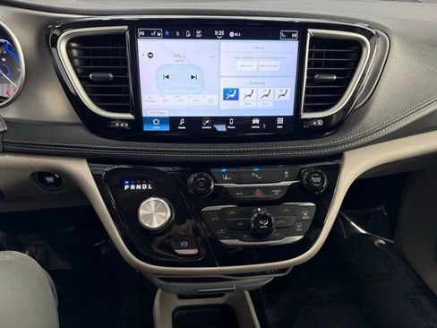 Used 2023 Chrysler Pacifica Touring-L image 19
