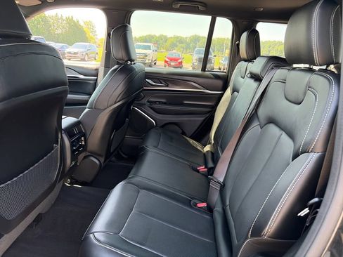 Used 2022 Jeep Grand Cherokee Overland AWD/4WD image 31
